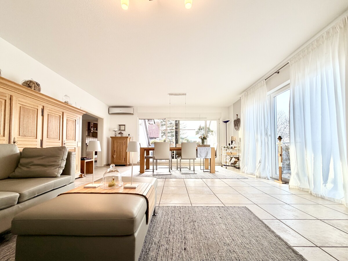 Am Ende der Sackgasse: Stilvolle Dachgeschosswohnung mit Loggia & viel Platz