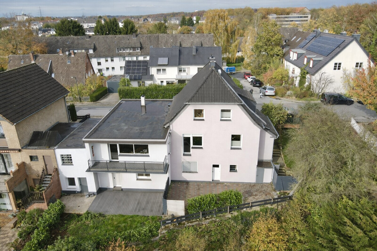 Großzügiges Zweifamilienhaus mit Garten und Terrassen in Blankenstein