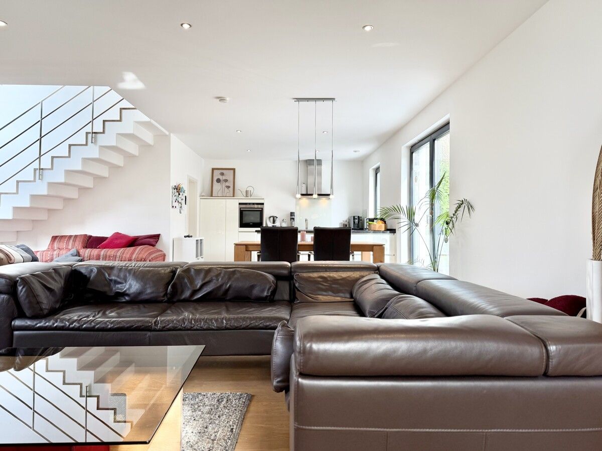 Modernes Einfamilienhaus mit Galerie, Sauna, 2 Garagen & Energieklasse A – Bild 4