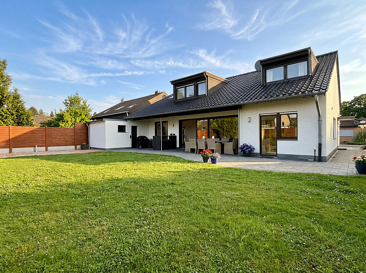 Einziehen & wohlfühlen: Großzügiges Einfamilienhaus mit Terrasse & Garten