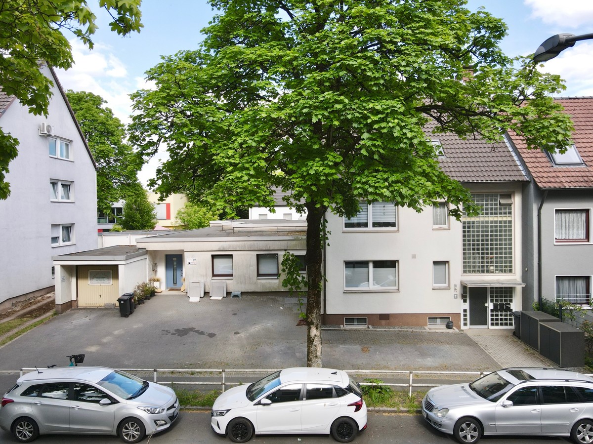 Zwei Wohnhäuser auf einem Grundstück: Einfamilienhaus und Dreifamilienhaus in Bochum-Werne