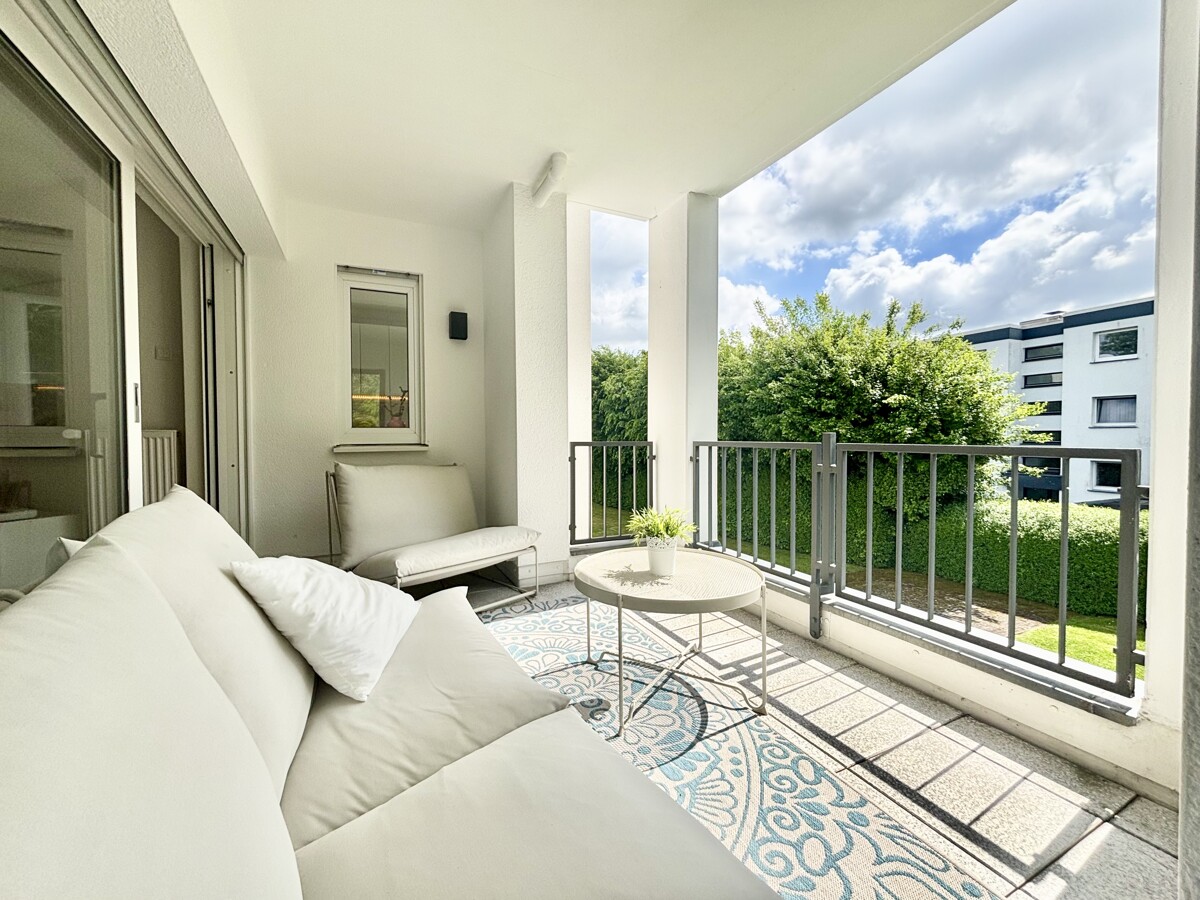 Moderne 3,5-Zimmer-Wohnung mit Loggia, Garage & Einbauküche in Toplage