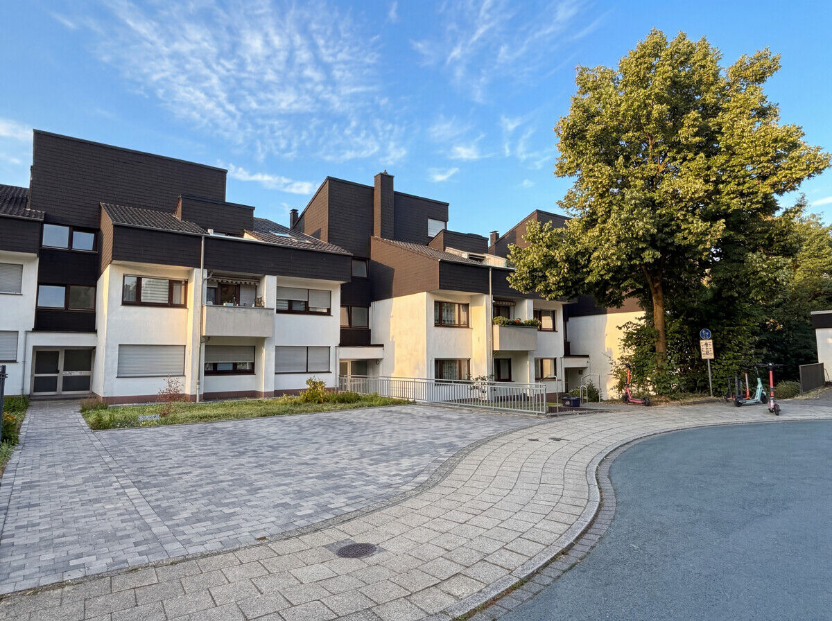 3 Zimmer Wohnung mit Potenzial, zwei Balkonen und zwei Stellplätzen direkt am Wiesental – Bild 2