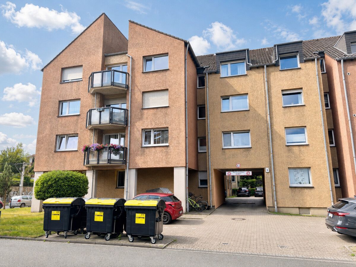 Frisch renovierte 2,5 Zimmer Wohnung mit Einbauküche und Balkon nahe der Bochumer City und Ehrenfeld – Bild 1