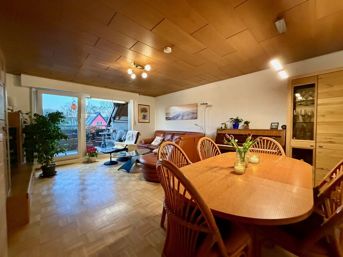 Großzügige Dachgeschosswohnung mit 600 m² Garten, Balkon, Aufzug und optionaler Garage – Bild 1