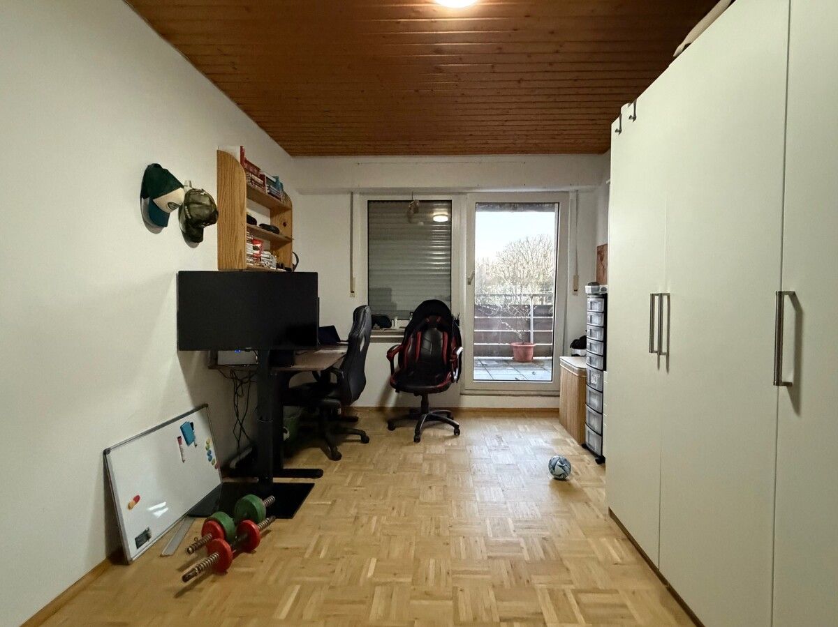 Großzügige Dachgeschosswohnung mit 600 m² Garten, Balkon, Aufzug und optionaler Garage – Bild 6