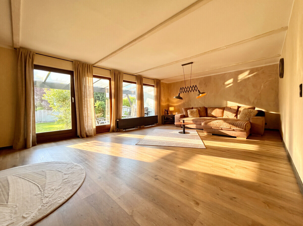 Frisch renoviert. Mit eigenem Schwimmbad. Freistehendes Einfamilienhaus mit herrlichem Garten. – Bild 2