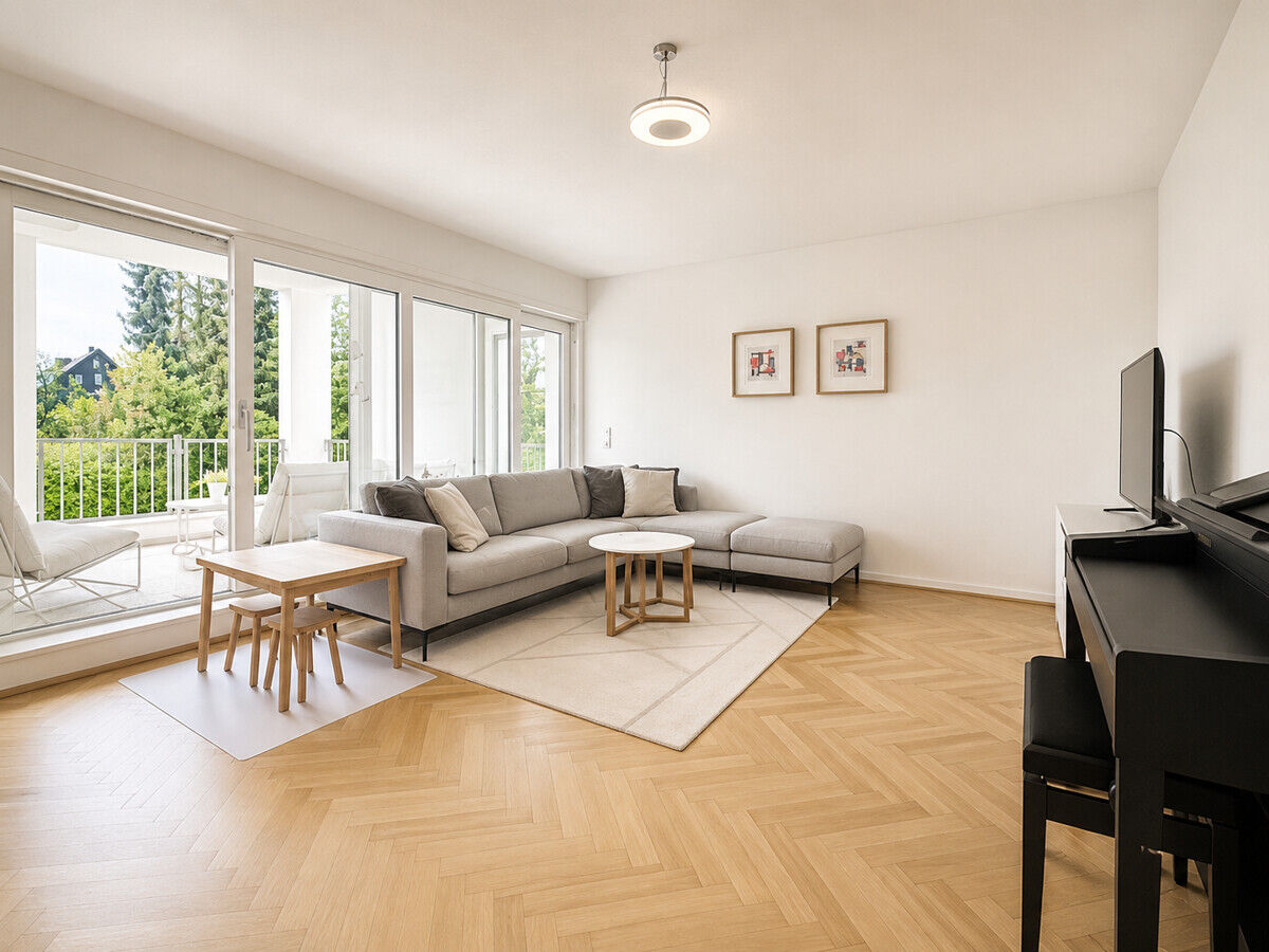Renovierte 3,5-Zimmer-Wohnung mit Loggia, Garage & Einbauküche in Toplage – Bild 2