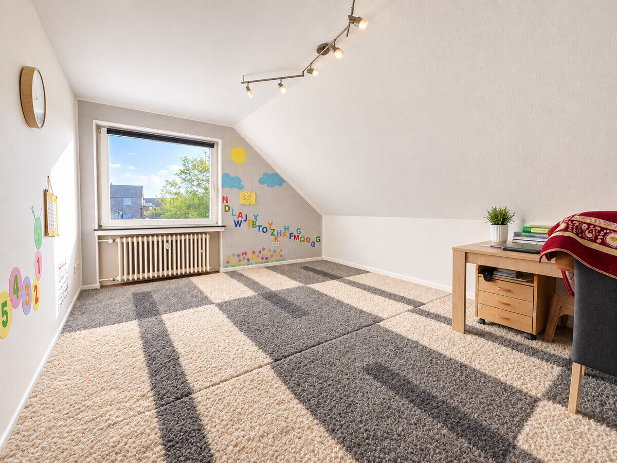 Charmante 2 Zimmer Dachgeschosswohnung mit Einbauküche in Bo-Eppendorf – Bild 2