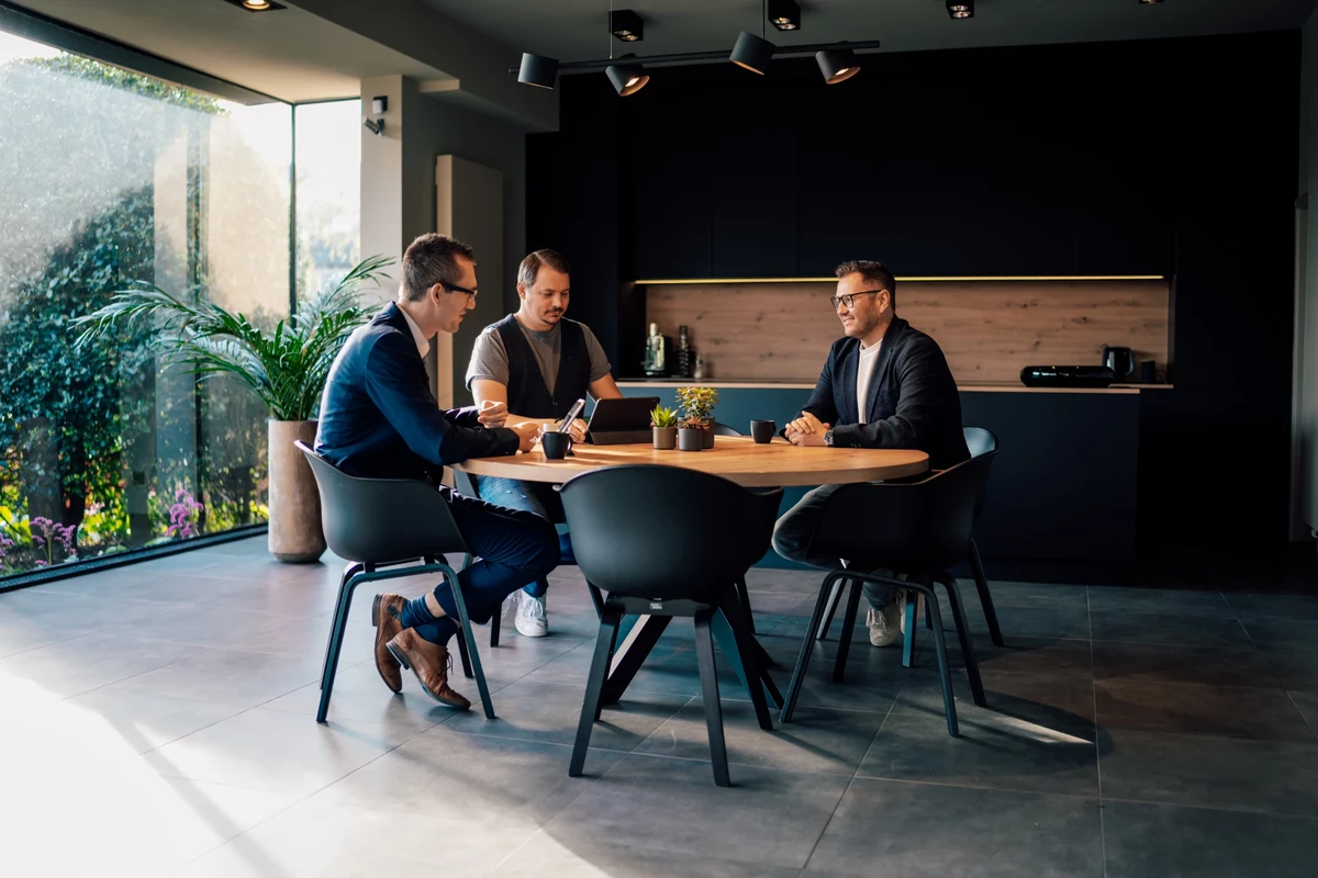 Mitarbeiter am Besprechungstisch im Büro in Bochum