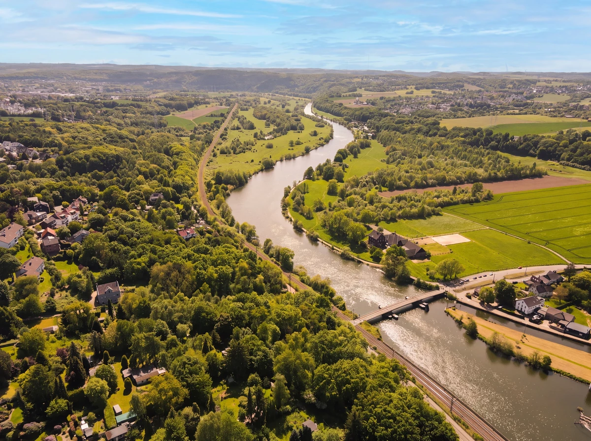 Das Bild zeigt eine Drohnenaufnahme aus Bochum Dahlhausen mit der Ruhr