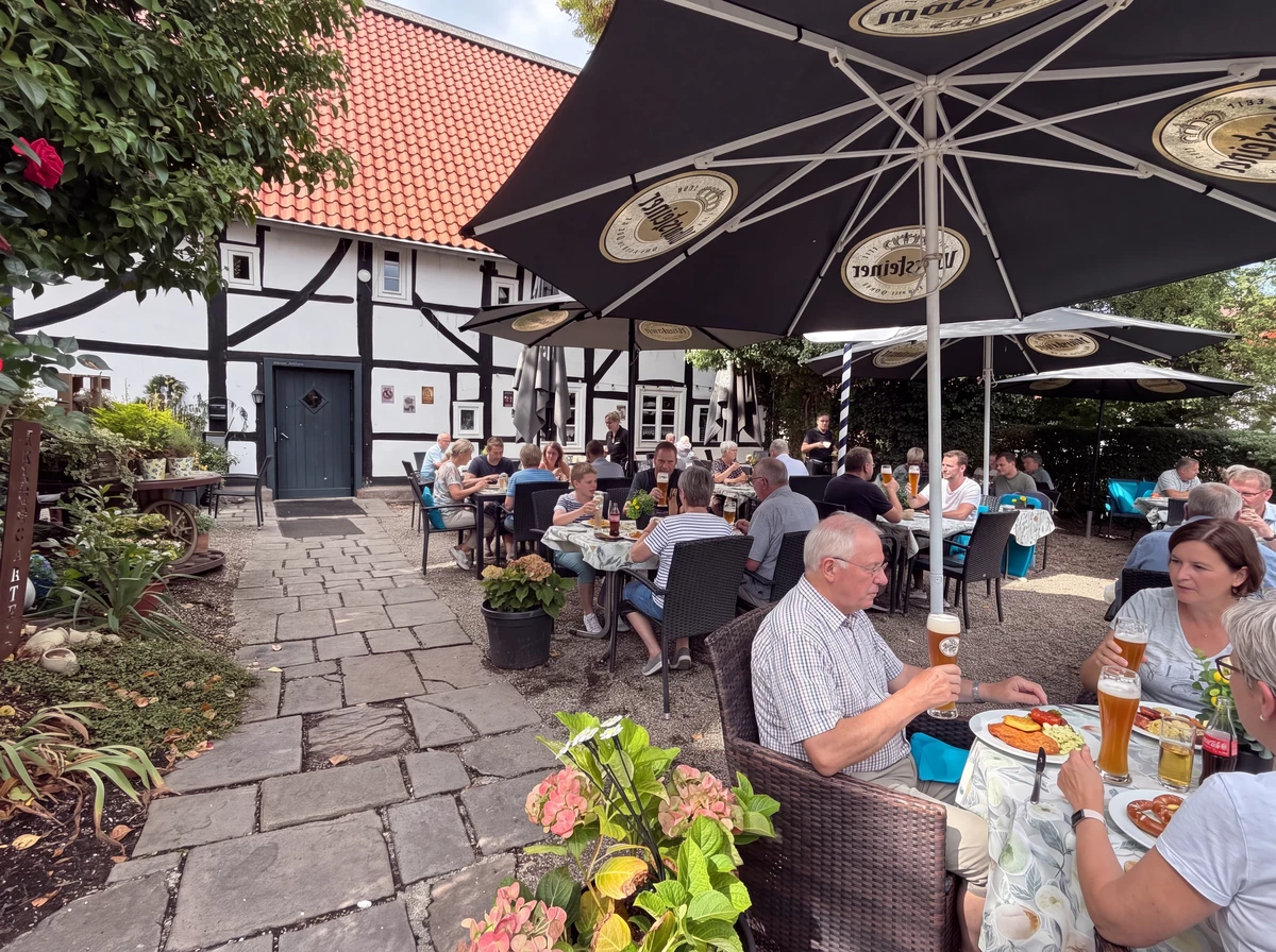 Voller Biergarten bei Doro's Kotten in Bochum Eppendorf
