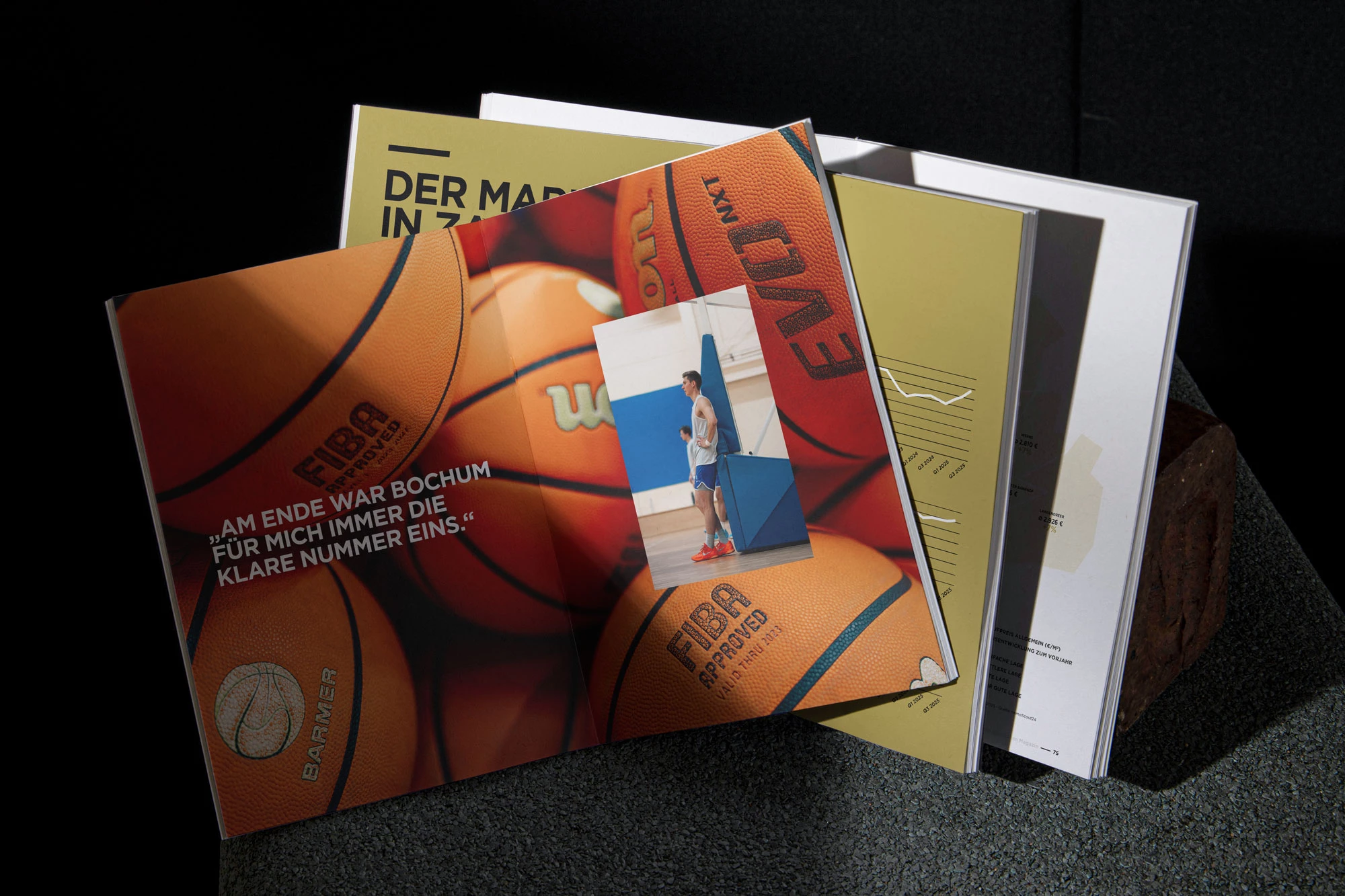 Engelsburg Magazin-Layout im Mockup mit aufgeschlagener Seite zum Thema Basketball